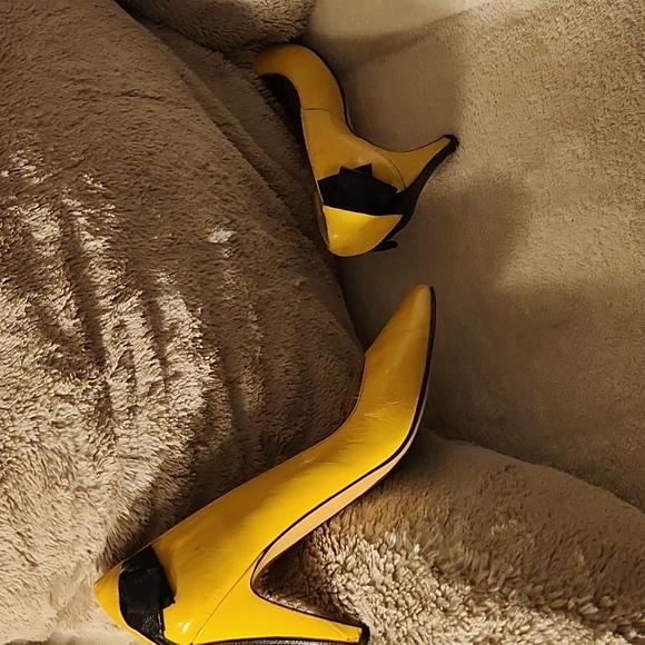 Yellow with black trim heels - Picture 4 of 4